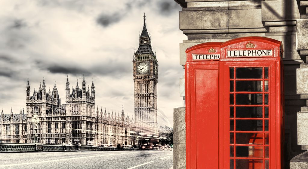 Vue de Big Ben et d'une cabine rouge de tél à Londres