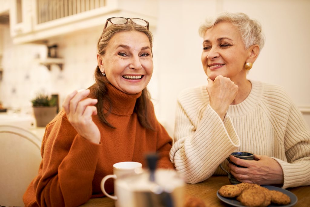 2 femmes mûres et complices à table pour le thé