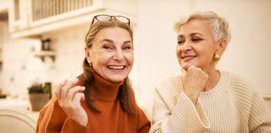 2 femmes mûres et complices à table pour le thé
