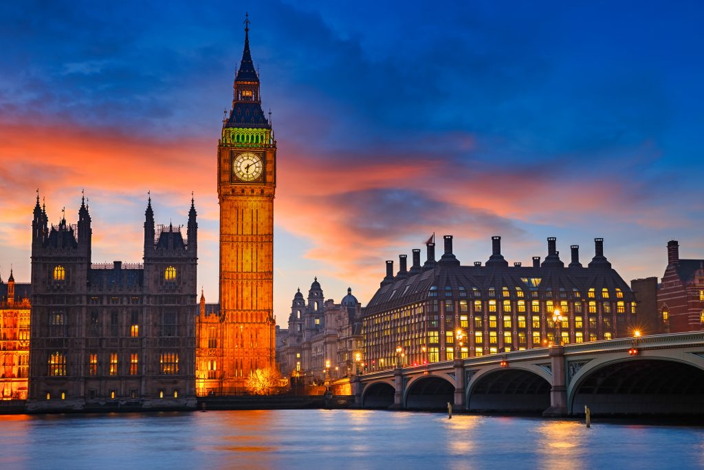 Big Ben et Westminster avec la Tamise à Londres