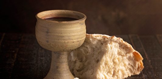 Coupe sacrée remplie de vin avec du pain