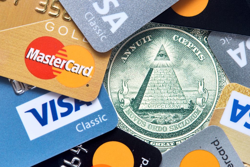 Cartes de crédit avec la pyramide du dollar US