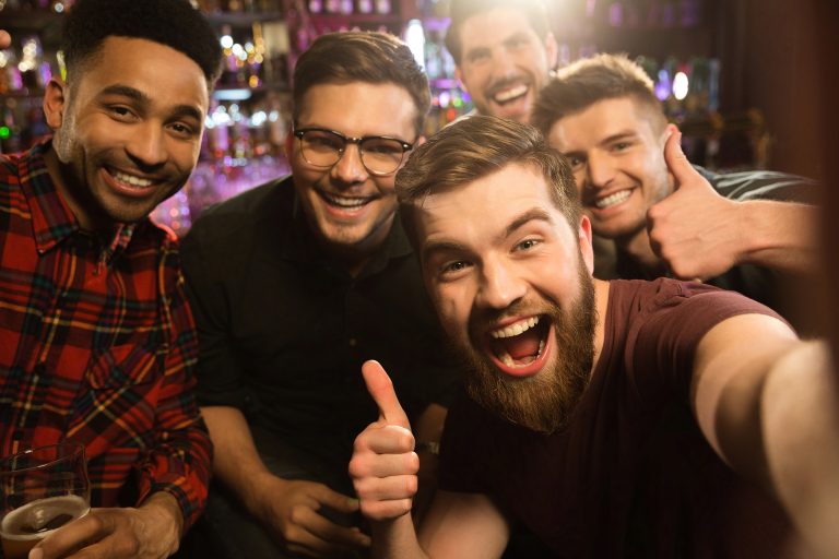 Bande d'amis, de copains heureux