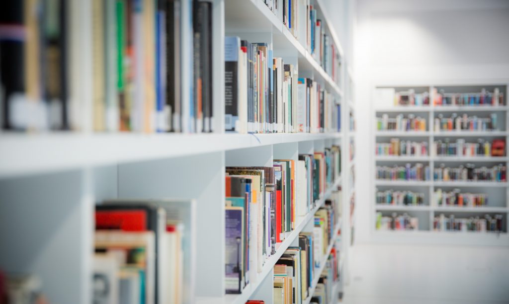 Bibliothèque avec de nombreux livres