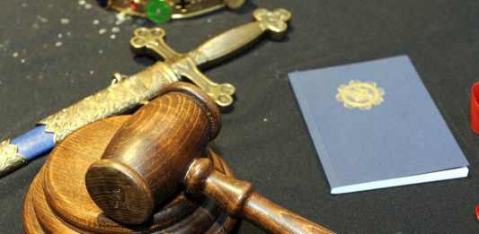 Maillet et épée sur un plateau de vénérable