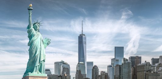 Vue de la statue de la liberté de NYC avec Manhattan