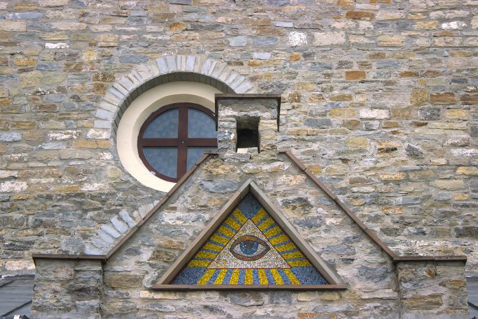 Symbole triangle et oeil sur construction