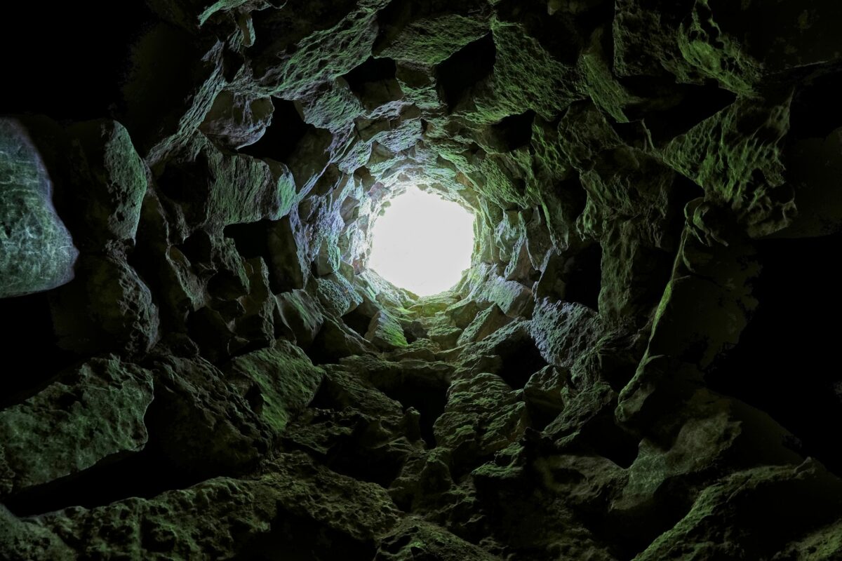Vue de la Lumière depuis le fond d’un puits