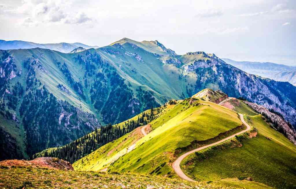 Route de montagne saison été et hiver