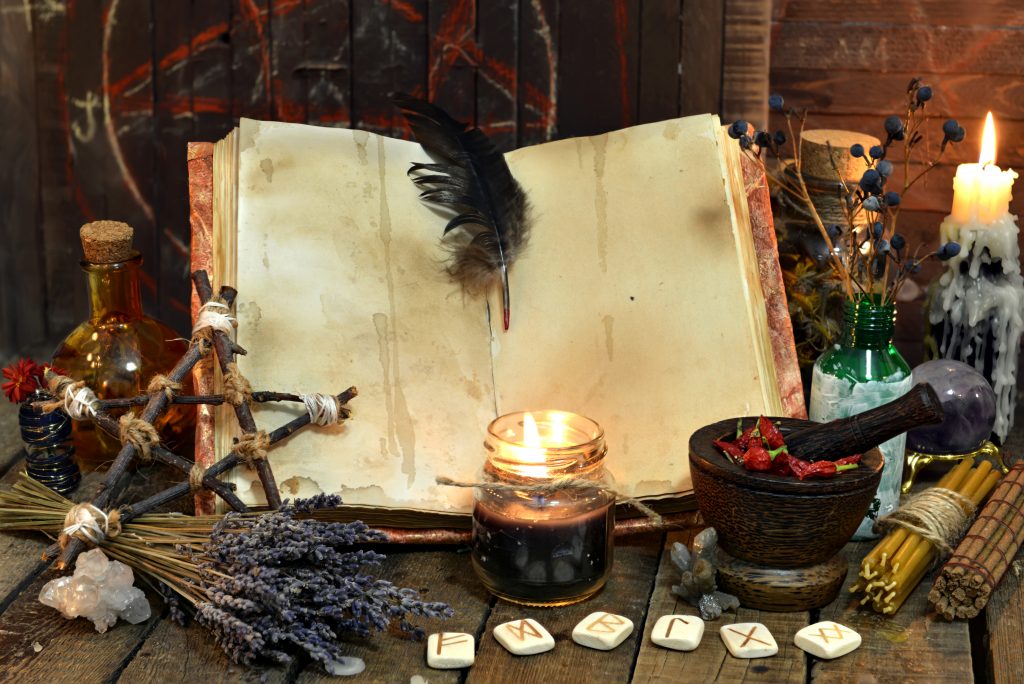 Vieux grimoire d'alchimiste avec ses symboles