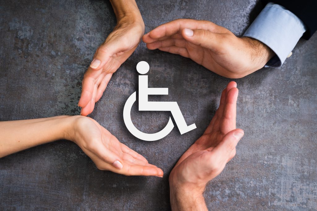 Symbole handicap entouré par 4 mains