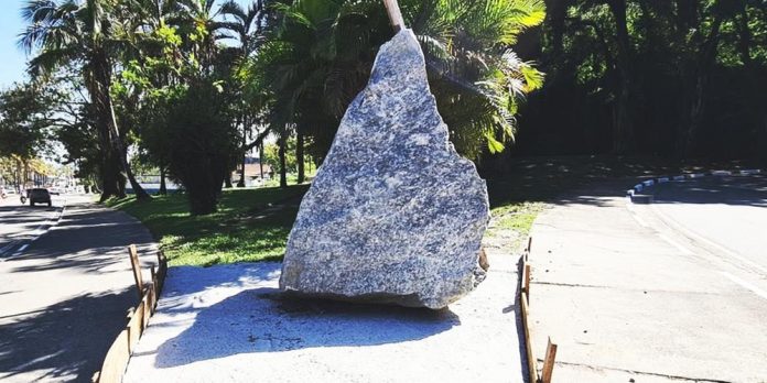 Pedra misteriosa surge no Guarujá