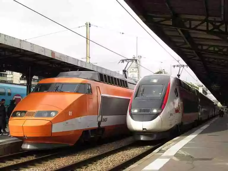 2 TGV en gare de Lyon