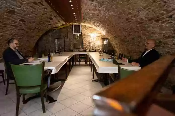 Le journaliste Holger Crump en conversation avec Michael Lux autour d'une bière sans alcool. Photo : Thomas Merkenich