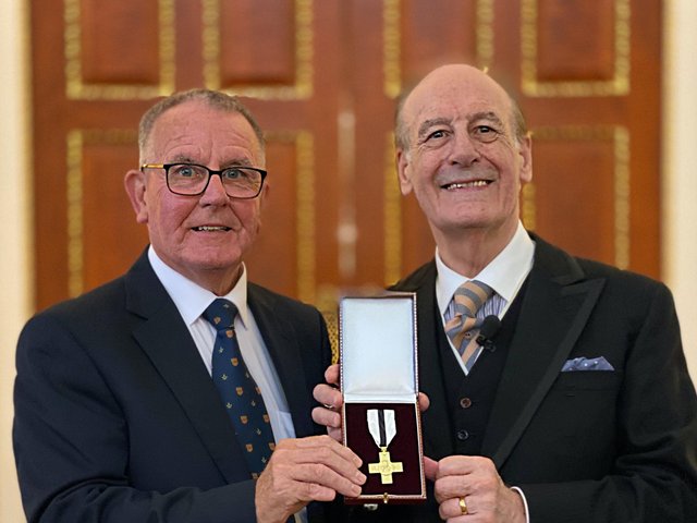 Norman West (à gauche) avec le président de la Ligue de la miséricorde, le très honorable Lord Lingfield KT DLitt DL.