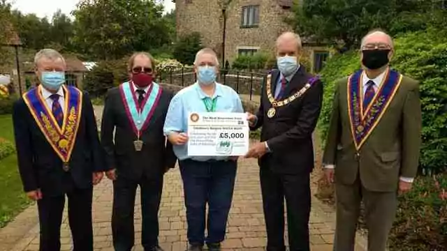 Les membres de la Grande Loge provinciale de Mark Master Masons of Somerset, Steve McNaughton, James Tonkin, Philip Voisey et Marshall Westley, présentent le chèque à Paul Mundy à Charlton Farm. - Crédit : CHSW