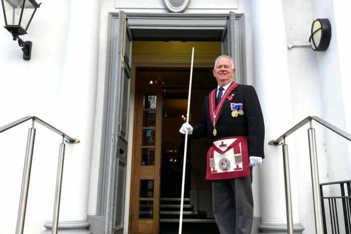 Un intendant provincial devant les portes de Freemasons Hall à London Road, Leicester. (Image : francs-maçons du Leicestershire et de Rutland)