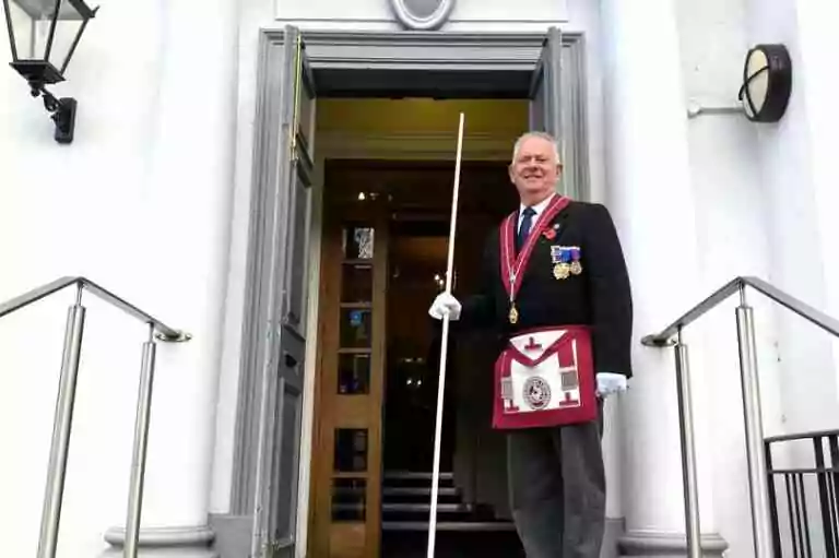 Un intendant provincial devant les portes de Freemasons Hall à London Road, Leicester. (Image : francs-maçons du Leicestershire et de Rutland)