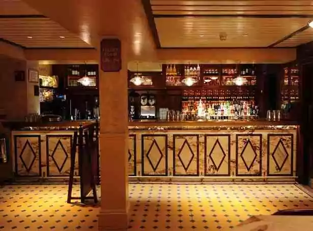 Le sol carrelé jaune du bar est une réplique exacte du sol de la loge maçonnique de Mumbai