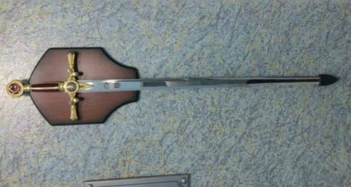 Une réplique de l'épée des Templiers a été volée dans un magasin à Crato, Ceará Image : Reproduction/Facebook
