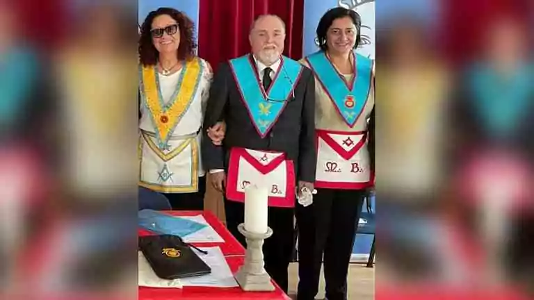 Luz Modroño, grand conseiller ; Henrique Fernández-Mon, du triangle de Lugo, et Eva Juan Lobato (loge bleue ou symbolique, trois premiers degrés)