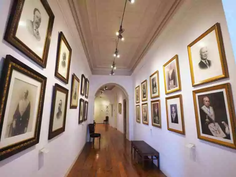 Siège de la Grande Oriente Lusitano à Lisbonne. Couloir avec images et peintures des anciens grands maîtres