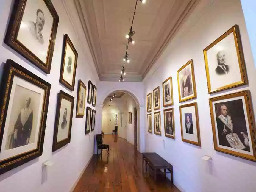 Siège de la Grande Oriente Lusitano à Lisbonne. Couloir avec images et peintures des anciens grands maîtres