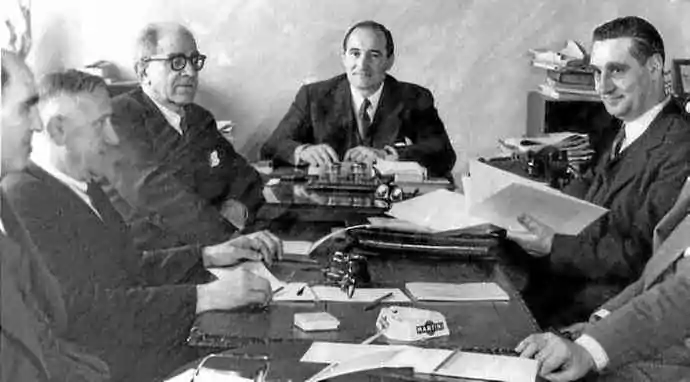 Cabinet du Lehendakari Aguirre. Ambrosio Garbisu est visible à sa droite.