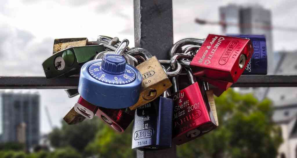 Cadenas attachés tous ensemble