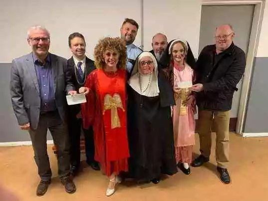 Stephen Roscoe, intendant du festival pour les francs-maçons de l'ouest du pays de Galles et Eurig Evans, maître du Strumble Lodge remettent 2 000 £ de chèques à la Fishguard Musical Theatre Society