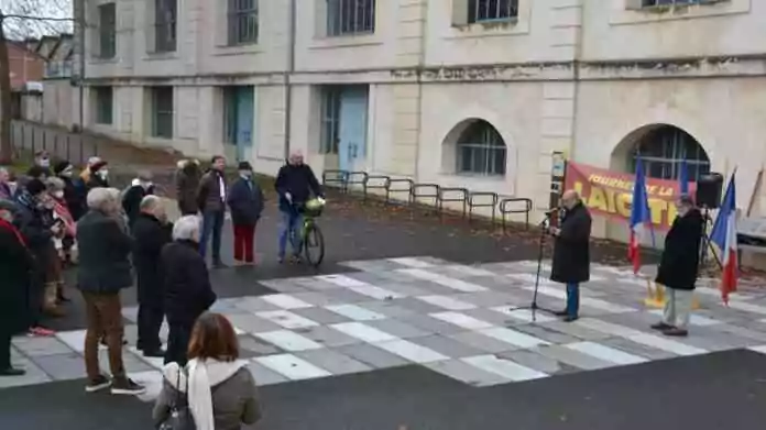 Trente-sept personnes se sont réunies, allée de la Laïcité. © (Photo Ufal Châtellerault)