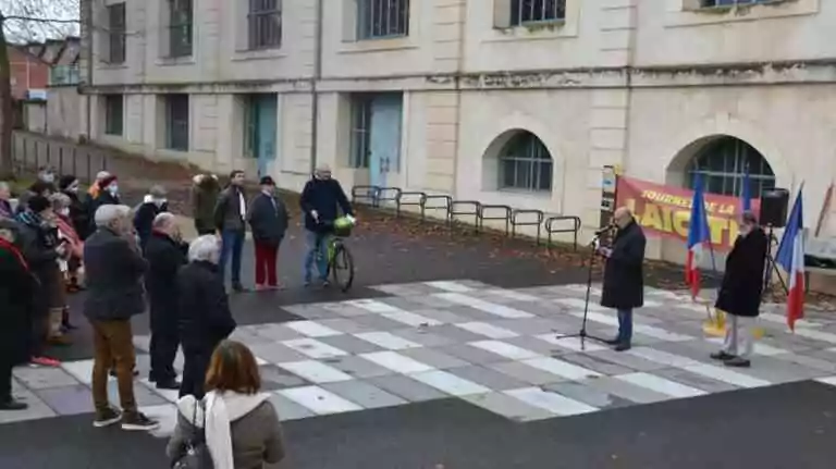 Trente-sept personnes se sont réunies, allée de la Laïcité. © (Photo Ufal Châtellerault)