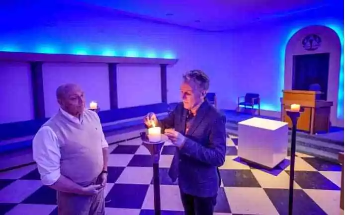 Herbert de Witte (à droite) et Norbert Wolberink allument une bougie dans l'atelier, comme on appelle le temple des francs-maçons. © Wouter Borre