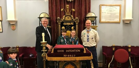 Alan Cockman (Trésorier de la Loge) avec Joshua et Izzie à la présidence, avec le chef de section Andy Dunsworth