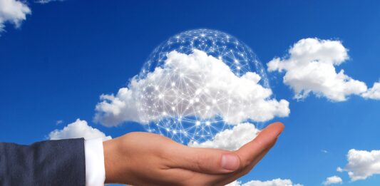 Main avec les liens de la terre