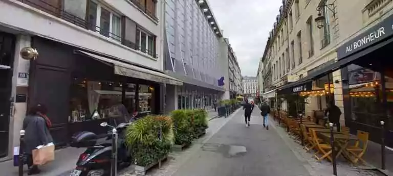 Rue Cadet devant la librairie DETRAD à côté du GODF