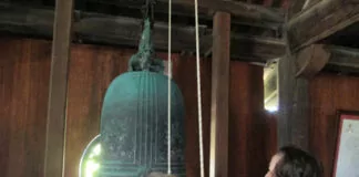 La cloche dans la pagode aux iles Spartleys (Trường Sa) Vietnam