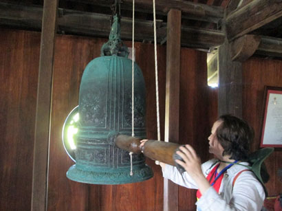 La cloche dans la pagode aux iles Spartleys (Trường Sa) Vietnam