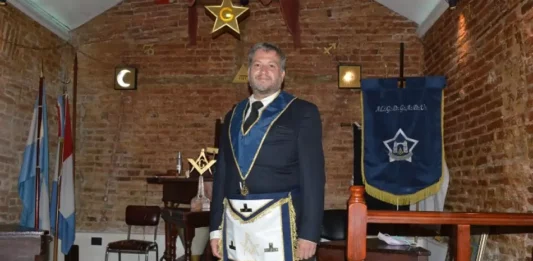 TENUE. De. Facundo Correa vêtu d'un costume, d'une cravate, d'un tablier et d'un col, vêtements utilisés lors d'activités officielles et de réunions. | FINO PIZARRE