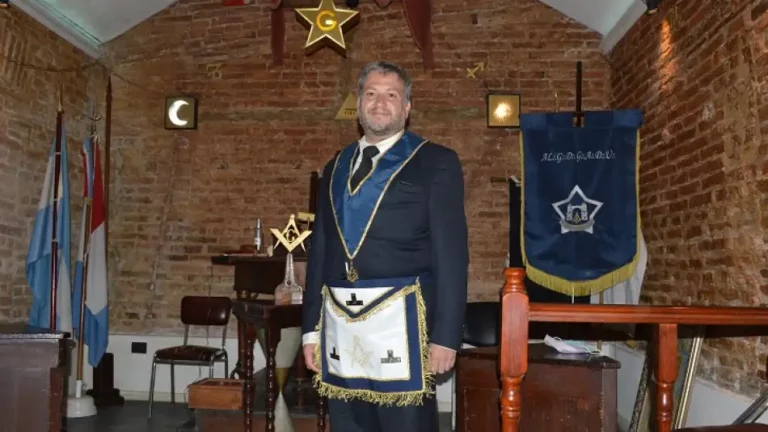 TENUE. De. Facundo Correa vêtu d'un costume, d'une cravate, d'un tablier et d'un col, vêtements utilisés lors d'activités officielles et de réunions. | FINO PIZARRE