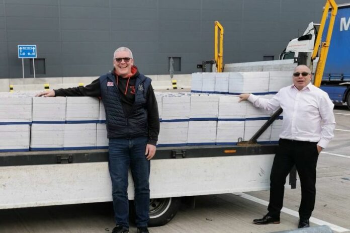Kevin Taggart (à gauche) remet une remorque de 35 560 œufs (d'une valeur de 10 000 £) à Danny McGinley pour distribution dans Glasgow. Fourni par Kevin Taggart.