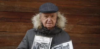 Salvador Ros, avec deux photographies des années de Perón à Madrid. JAVIER BARBANCHO