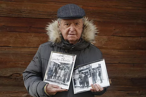 Salvador Ros, avec deux photographies des années de Perón à Madrid. JAVIER BARBANCHO