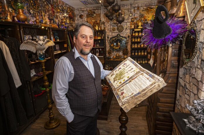 À la boutique ésotérique Rector Lucis, grimoires, pendules et baguettes magiques sont en vente, accompagnés des bons conseils de Lucian Dragoi. PATRICK MARTIN