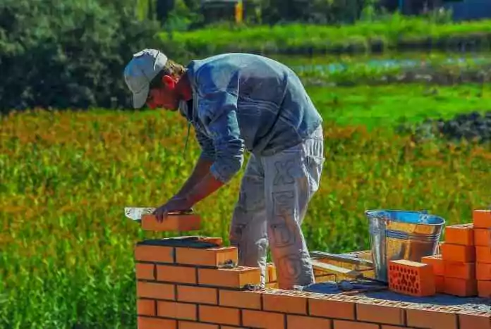 Maçon sur le chantier