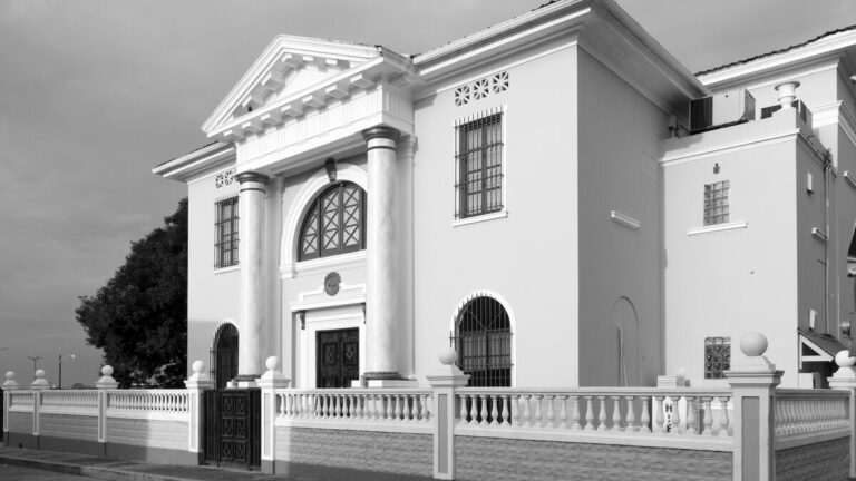 Le temple de la Grande Loge à Santa Ana a été conçu par l'architecte Leonardo Villanueva Meyer.