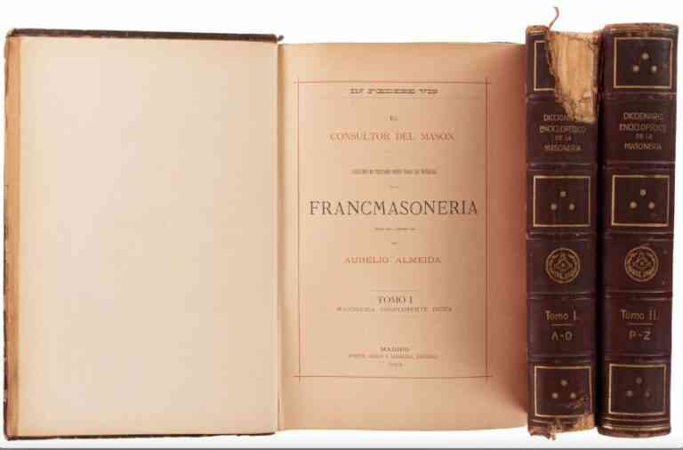 Un dictionnaire ancien unique qui révèle les rites secrets de la franc-maçonnerie est mis aux enchères au Mexique