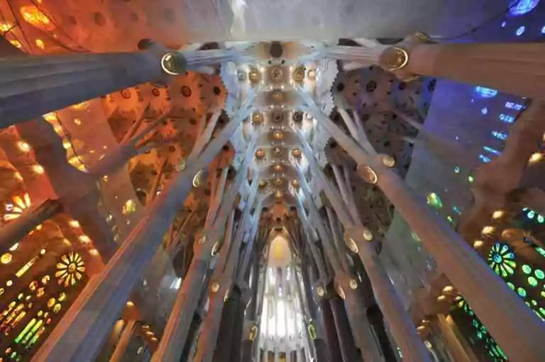 Les 3 mystères de la SAGRADA FAMILIA, la basilique fondée par Gaudi