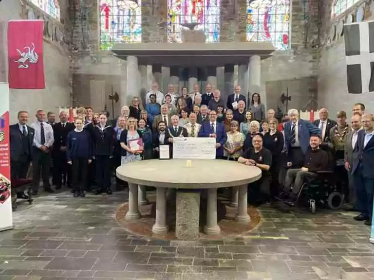 Les francs-maçons de Cornwall offrent de l&rsquo;argent pour des œuvres caritatives à Tintagel