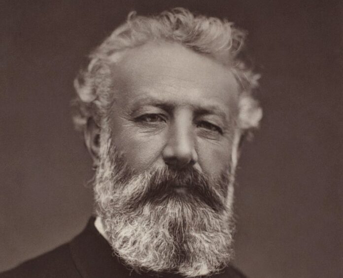 Jules Verne, photographié en 1884 par Étienne Carjat